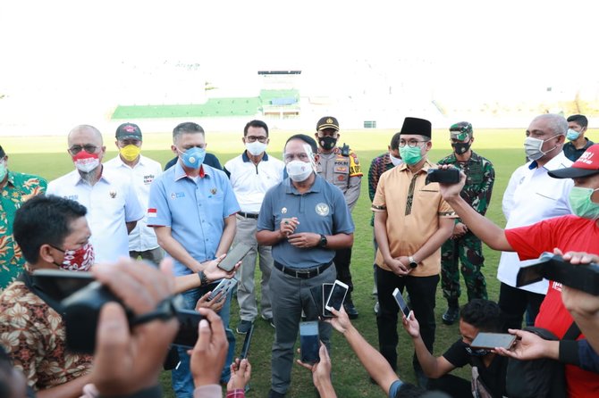 menpora tinjau empat stadion calon tempat pertandingan piala dunia u 20 di surabaya