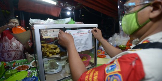 Petugas Gabungan Razia Tempat Makan di Pulogadung
