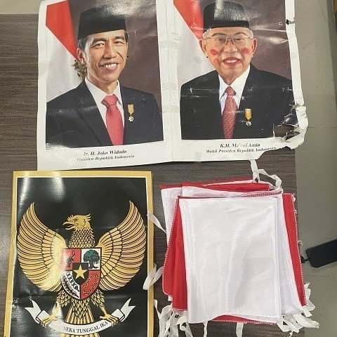 aksi wanita gosok bendera merah putih pakai sikat wc