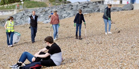 Aksi Keluarga Kerajaan Inggris Pungut Sampah di Pantai