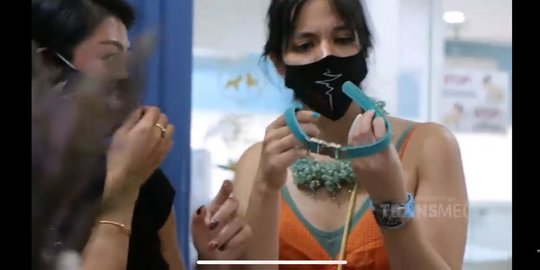 Sultan Abis! Nia Ramadhani Mau Bikin Kalung Anjing di Toko Berlian