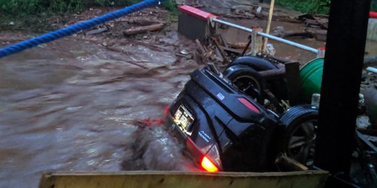 Selain Rumah, Dua warga Hanyut Akibat Banjir Bandang di Cicurug Sukabumi