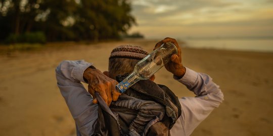 Semangat Kakek Pungut Botol Kaca yang Kotori Pantai Selama 15 Tahun