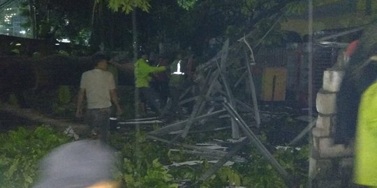 Pohon Mahoni Tumbang Menimpa Satu Mobil di Menteng Jakarta Pusat