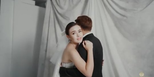 Pemotretan dengan Busana Pengantin, Ini Momen Billy Gendong dan Pangku Amanda Manopo