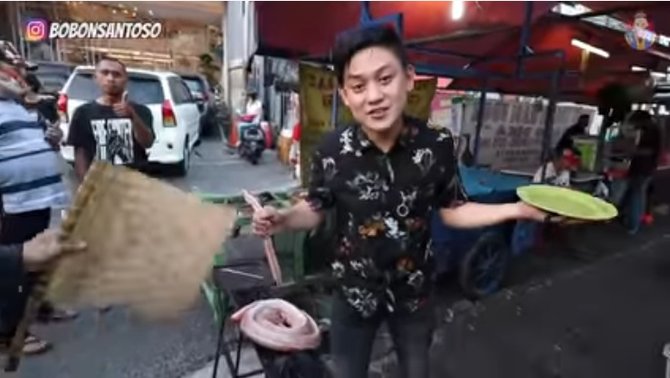 food vlogger makan king kobra
