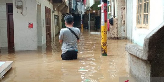 Kali Ciliwung Meluap, Rumah Warga di Kebon Pala Jatinegara Mulai Terendam Air