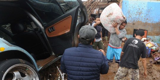 Warga Gotong-royong Evakuasi Harta Benda Usai Banjir Bandang Sukabumi