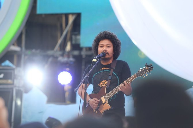 is eks vokalis payung teduh