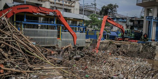 Sampah Kayu Kiriman Menumpuk di Pintu Air Manggarai