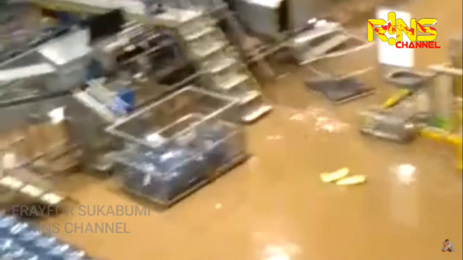 pabrik aqua terendam banjir