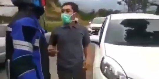 Tak Mau Menepi Buat Ambulans, Pengemudi Mobil Ini Justru Tabrak Relawan & Adu Mulut