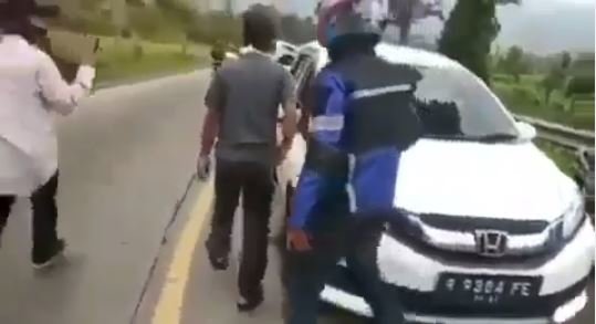pria tak mau menepi buat ambulance
