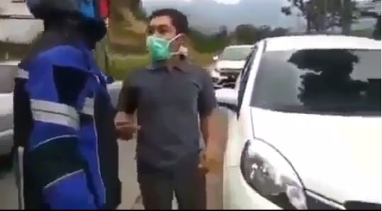 pria tak mau menepi buat ambulance