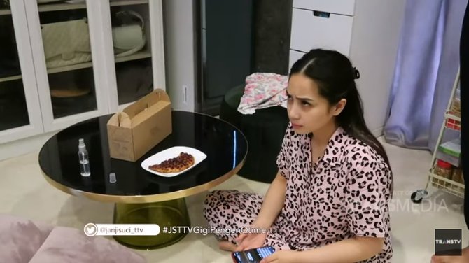 gigi minta lemari baru