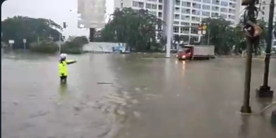 BPBD DKI Catat Masih Ada 56 RT & 20 Ruas Jalan di Ibu Kota Tergenang Banjir