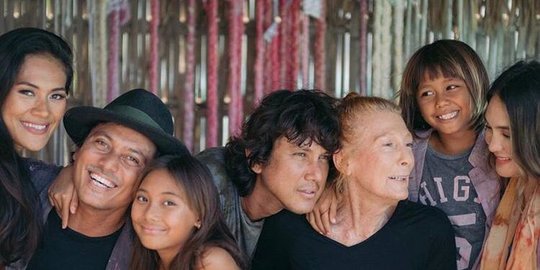 5 Potret Kompak Luna Maya dan Keluarga, Lakukan Sesi Foto Bak Cover Majalah