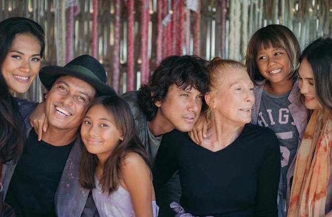 potret kompak luna maya dan keluarga lakukan sesi foto bak cover majalah
