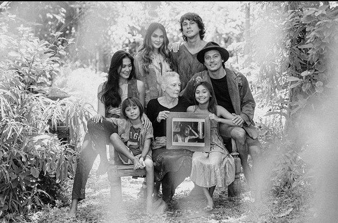 potret kompak luna maya dan keluarga lakukan sesi foto bak cover majalah