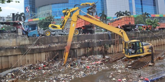 Tumpukan Sampah di Aliran Kali BKB Capai 62,3 Ton, Ada Kasur Hingga Sofa