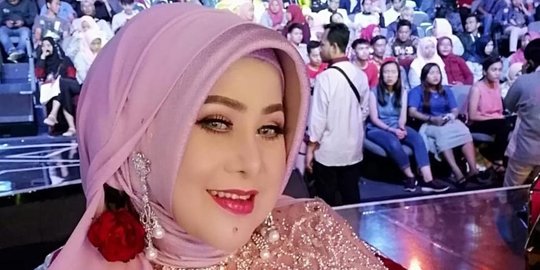 Kondisi Terbaru Elvy Sukaesih Usai Dikabarkan Meninggal, Terlihat Sehat Saat Berjemur