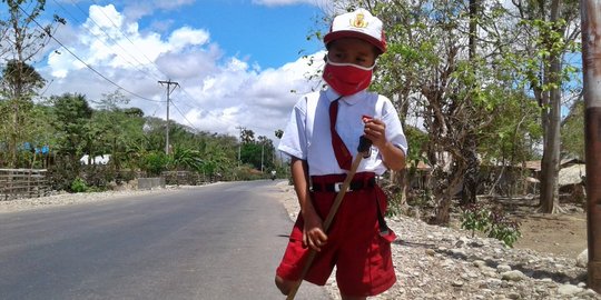 Kisah Bocah Difabel Asal Kupang, Pergi Sekolah Berbekal Satu Kaki dan Tongkat Bambu