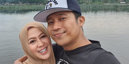 Intip Kisah Cinta Denny Cagur, Sempat 'Tak Direstui' Keluarga Istri Karena Hal Ini