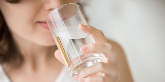 8 Tanda Terlalu Banyak Minum Air Urine Berwarna Bening Merdeka Com