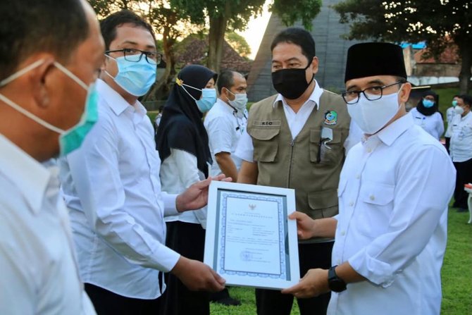 suasana haru warnai pertemuan tenaga kesehatan pejuang lawan covid 19 di banyuwangi