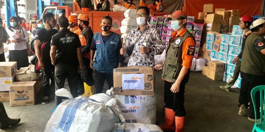 Bank Mandiri Salurkan Bantuan Untuk Korban Banjir Bandang Sukabumi