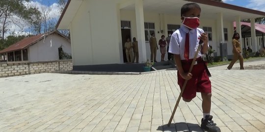 Pantang Menyerah, Bocah Difabel Pergi Sekolah Berbekal Satu Kaki dan Tongkat Bambu