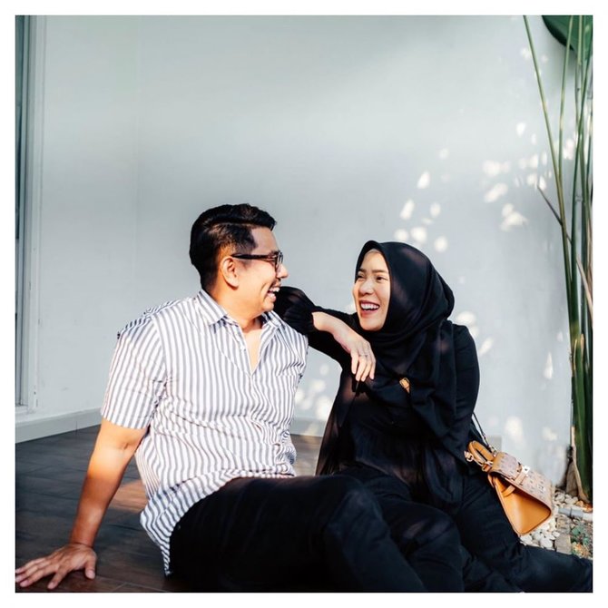 Biasa Tampil Lucu 4 Potret Komedian Ini Buktikan Bisa Romantis Dengan Pasangan Semua Halaman Merdeka Com Biasa Tampil Lucu 4 Potret Komedian Ini Buktikan Bisa Romantis Dengan Pasangan Semua Halaman Merdeka Com