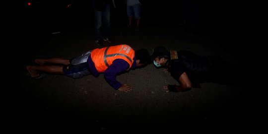 Petugas Operasi Pelanggar PSBB Hingga Malam Hari