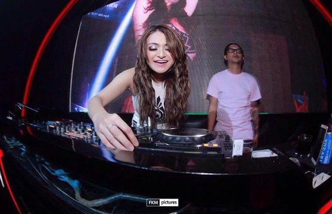 5 Fakta Nathalie Holscher, DJ Cantik yang Putuskan Jadi ...