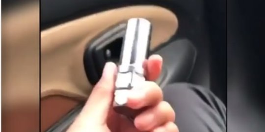 Viral Istri Temukan Lipstik Wanita Lain di Mobil, Jawaban Suaminya Bikin Emosi