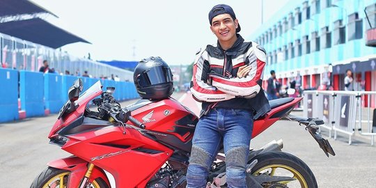Kerap Tampil di Pintu Berkah, Intip 4 Potret Fachri Muhammad yang Ternyata Anak Motor