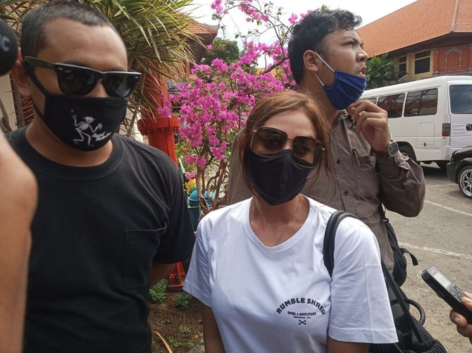 nora alexandra jenguk suaminya jerinx di polda bali