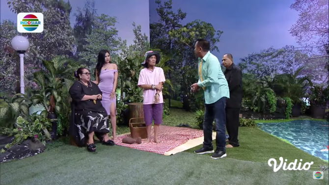 tukul curi pandang ke maria vania