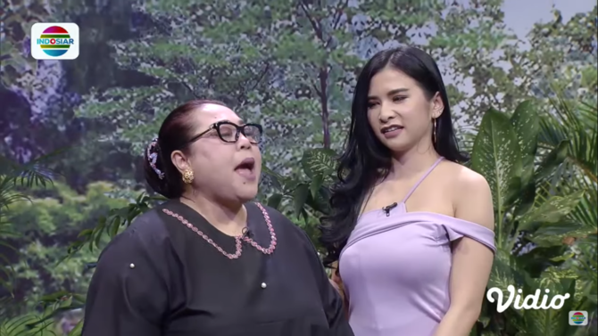 tukul curi pandang ke maria vania