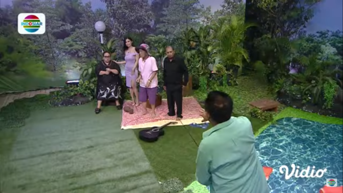 tukul curi pandang ke maria vania