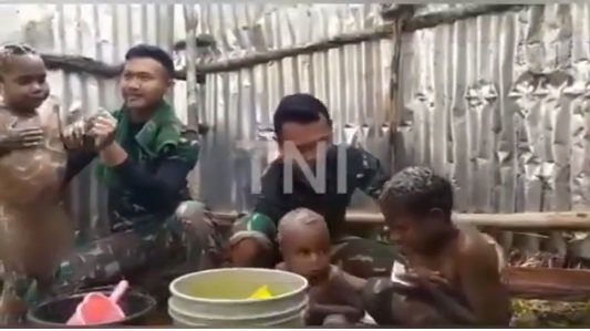 momen manis prajurit tni mandikan bocah papua di tengah beratnya tugas bikin haru