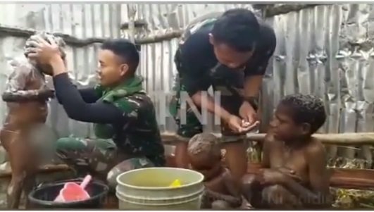 momen manis prajurit tni mandikan bocah papua di tengah beratnya tugas bikin haru