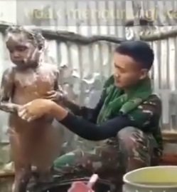 momen manis prajurit tni mandikan bocah papua di tengah beratnya tugas bikin haru