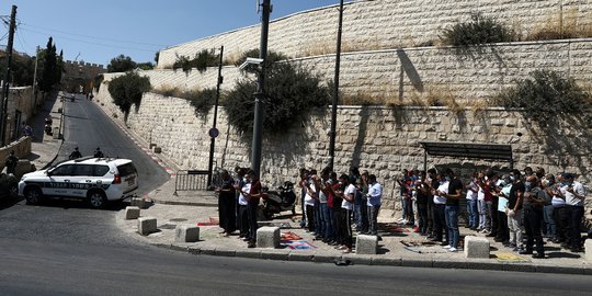 Israel Lockdown, Muslim di Yerusalem Salat Jumat di Trotoar