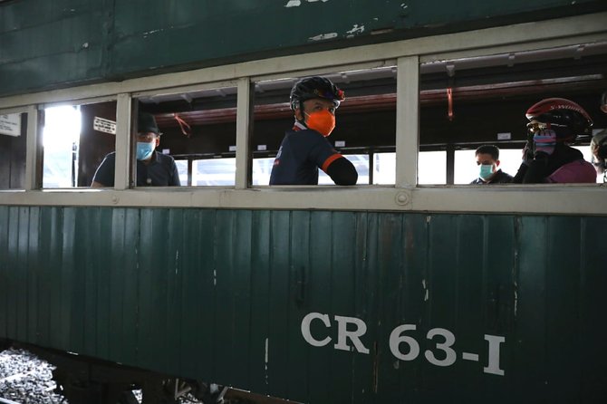 gubernur ganjar ajak peserta tour de borobudur naik kereta uap ambarawa