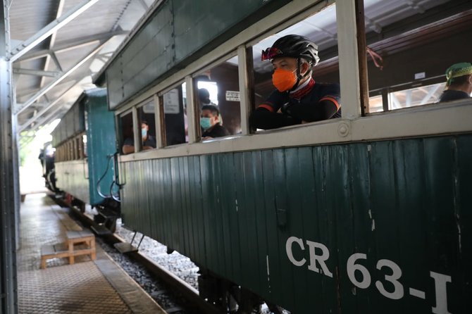 gubernur ganjar ajak peserta tour de borobudur naik kereta uap ambarawa