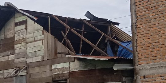 Angin Puting Beliung Terjang Kota Medan, Ratusan Rumah Warga Rusak