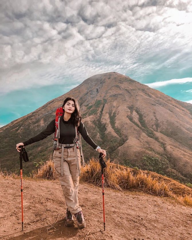 aktris cantik yang hobi naik gunung