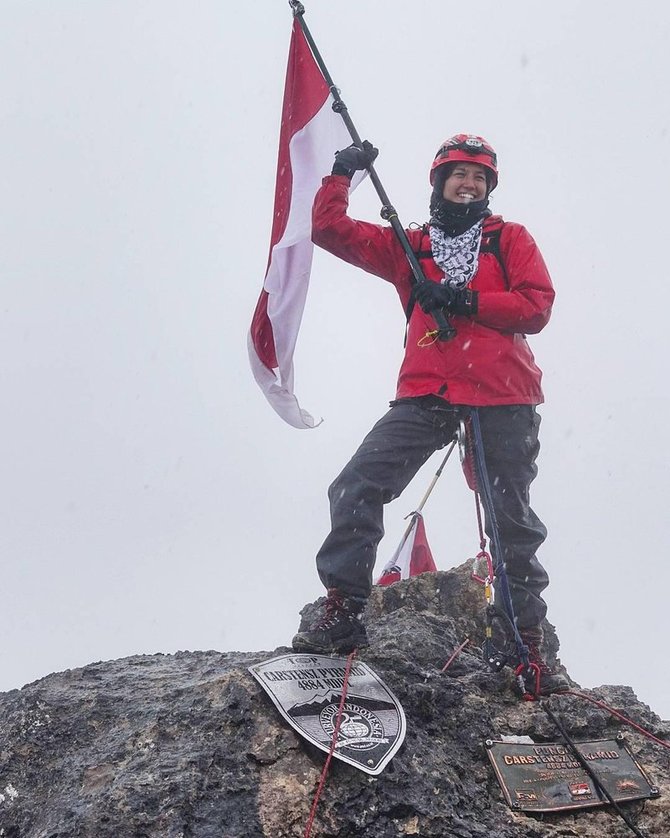 aktris cantik yang hobi naik gunung