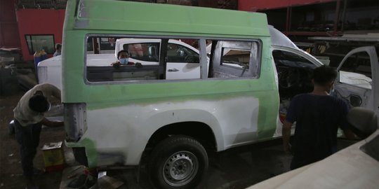 Menengok Kesibukan Perakitan Mobil Ambulans di Bekasi